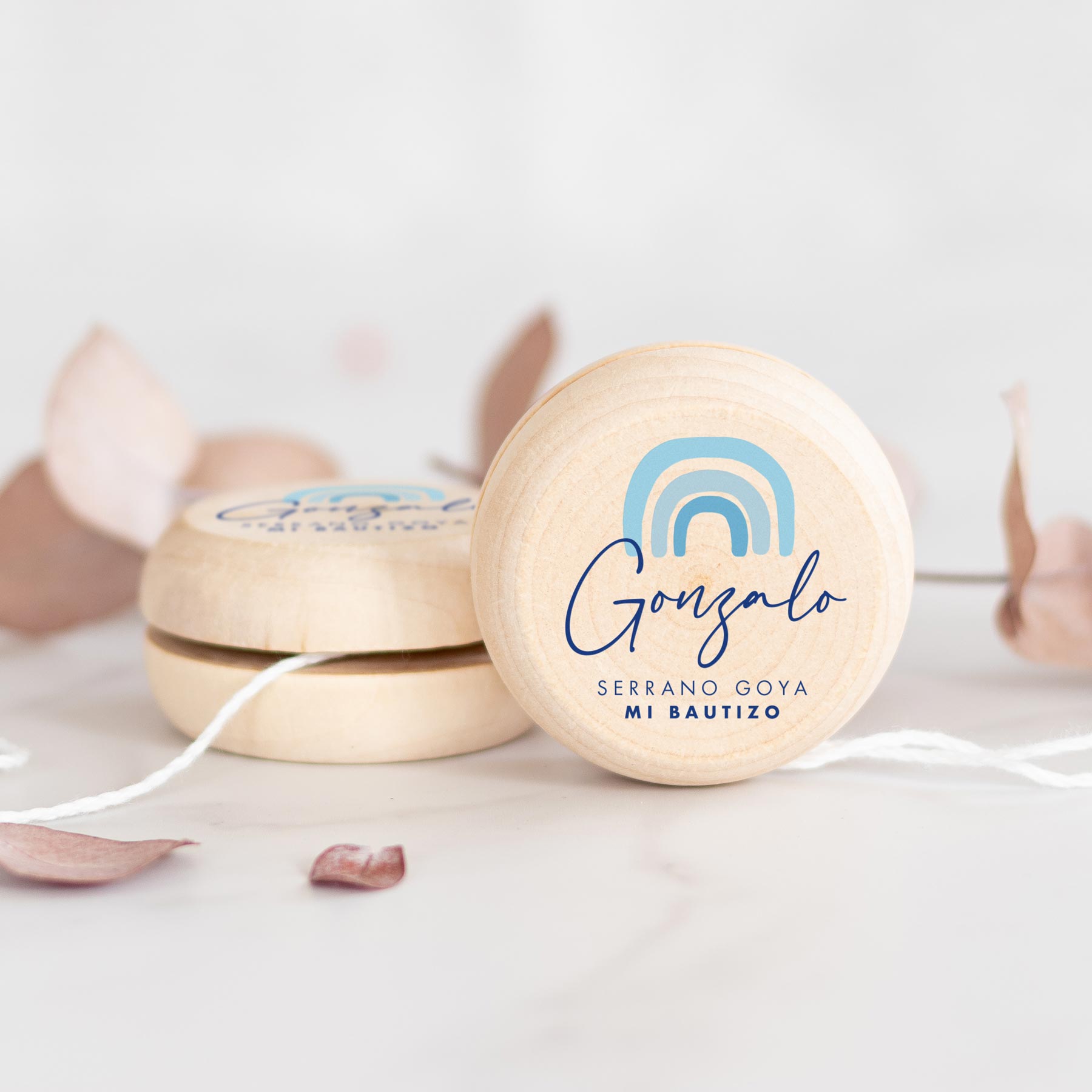 yoyo_madera_Arcoiris-lettering-azul-kuko_studio-1200px