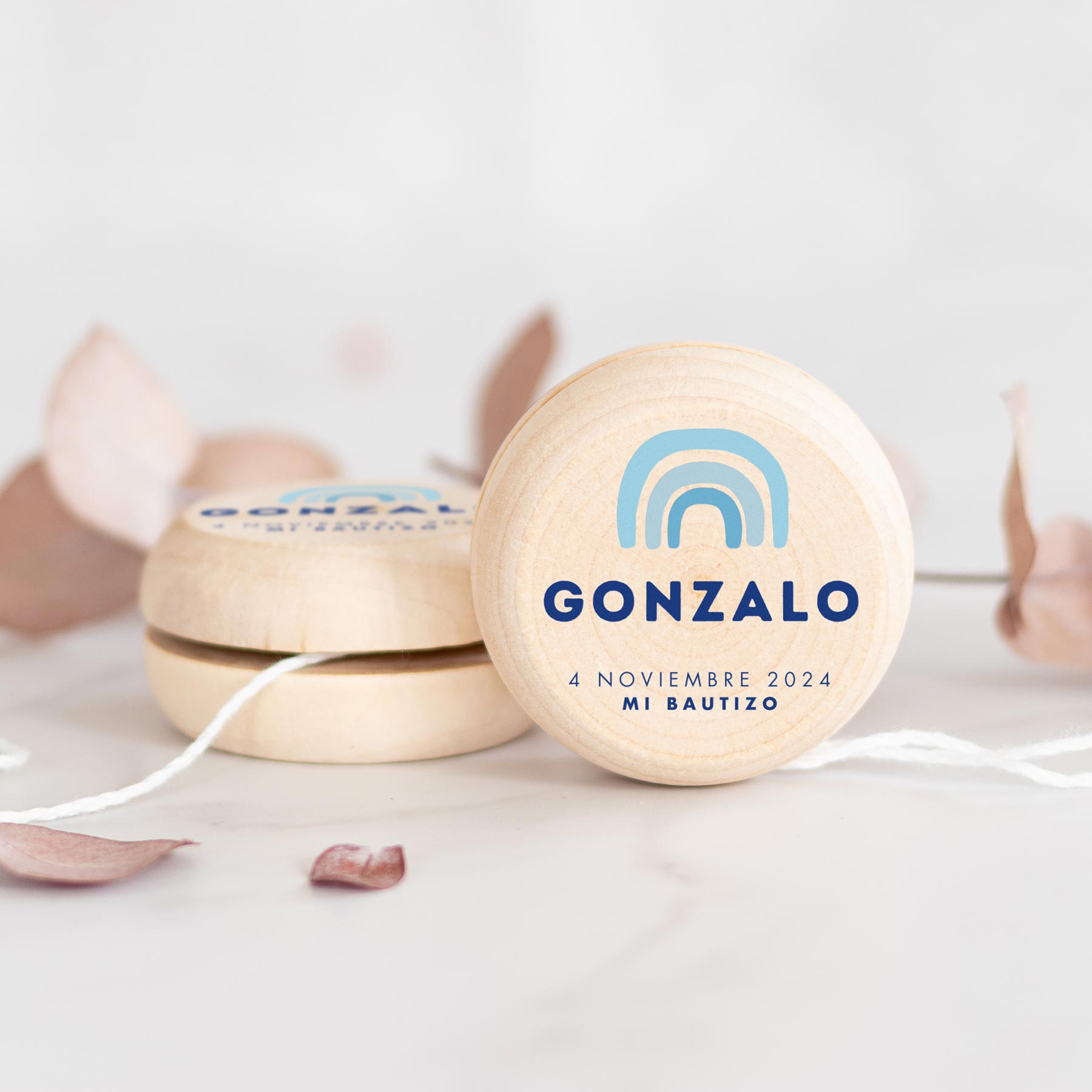 yoyo_madera_Arcoiris-mayus-azul-kuko_studio-1200px