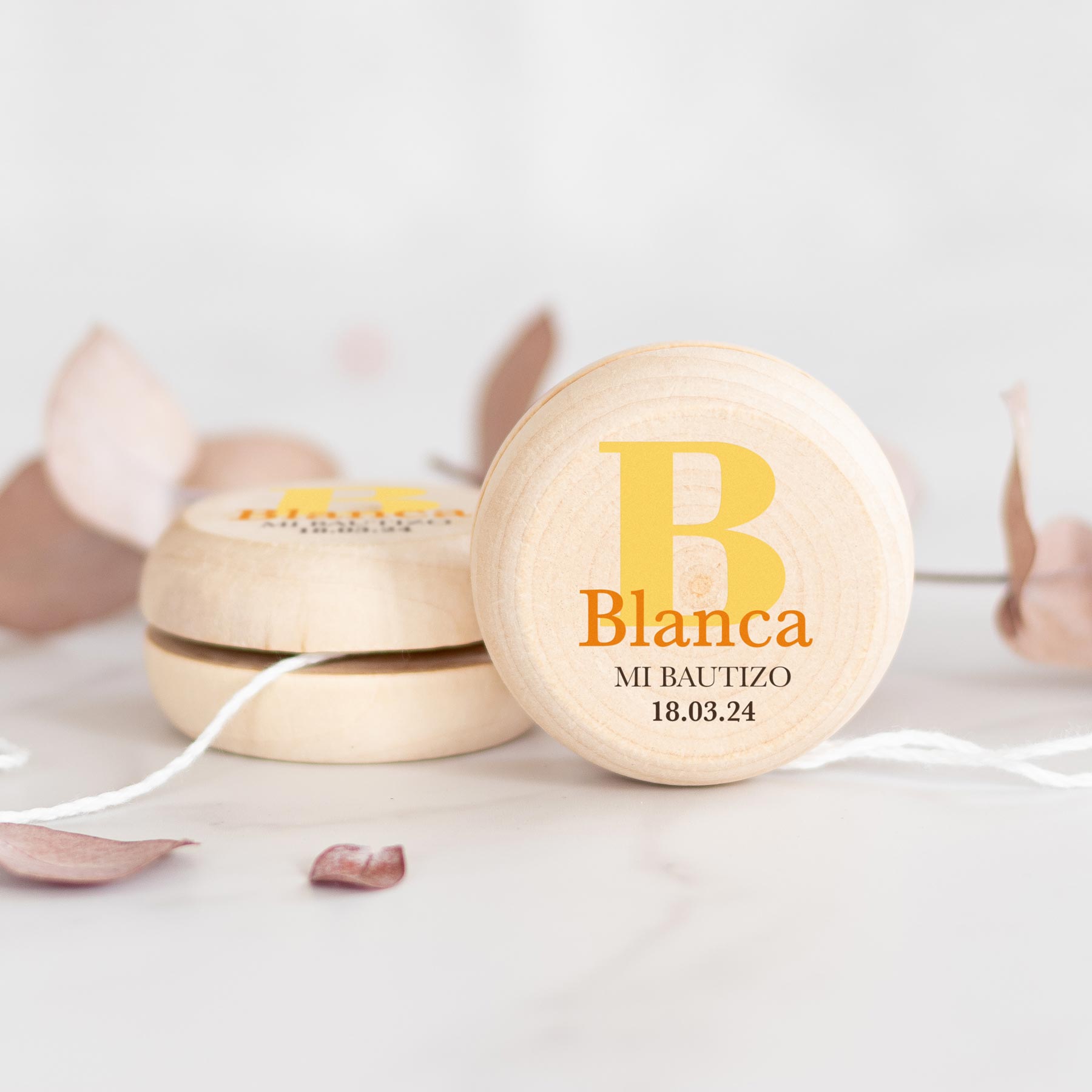 yoyo_madera_Inicial-serifa-amarillo-kuko_studio-1200px