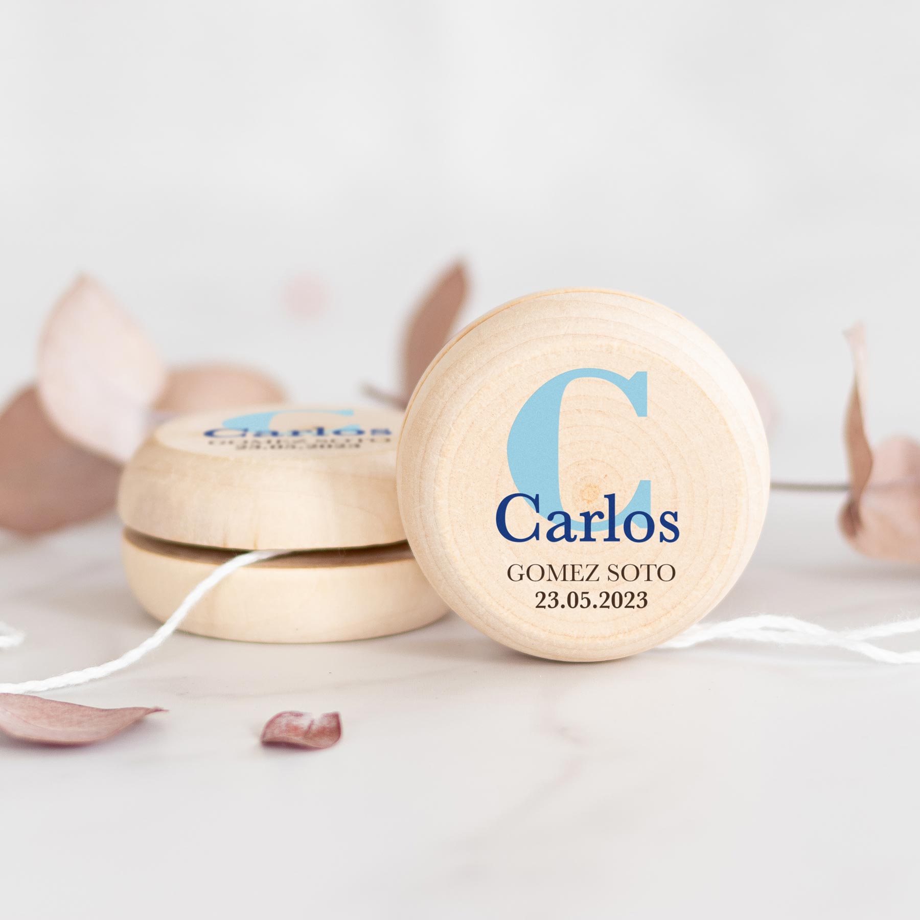 yoyo_madera_Inicial-serifa-azul-kuko_studio-1200px