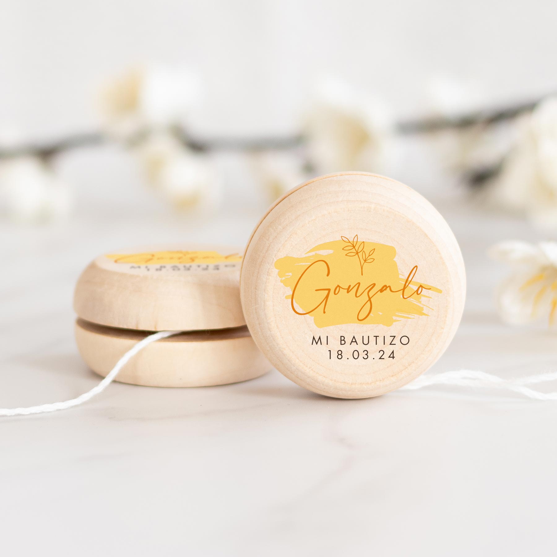 yoyo_madera_Olivo-amarillo-lettering-kuko_studio-1200px